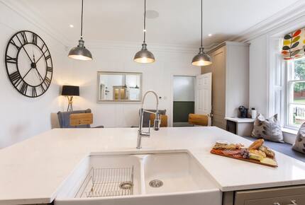 Graceful Georgian Farmhouse Overlooking the Village Green - Askham Richard, York, United Kingdom