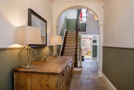 Graceful Georgian Farmhouse Overlooking the Village Green - Askham Richard, York, United Kingdom