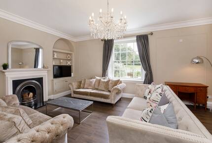 Graceful Georgian Farmhouse Overlooking the Village Green - Askham Richard, York, United Kingdom