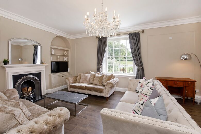 Graceful Georgian Farmhouse Overlooking the Village Green - Askham Richard, York, United Kingdom