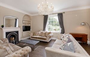 Graceful Georgian Farmhouse Overlooking the Village Green - Askham Richard, York, United Kingdom