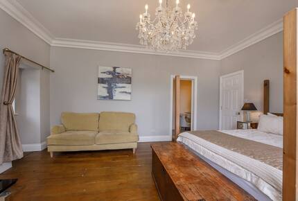 Graceful Georgian Farmhouse Overlooking the Village Green - Askham Richard, York, United Kingdom