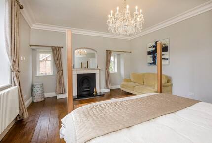 Graceful Georgian Farmhouse Overlooking the Village Green - Askham Richard, York, United Kingdom