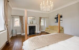 Graceful Georgian Farmhouse Overlooking the Village Green - Askham Richard, York, United Kingdom