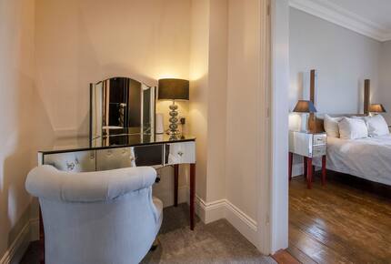 Graceful Georgian Farmhouse Overlooking the Village Green - Askham Richard, York, United Kingdom