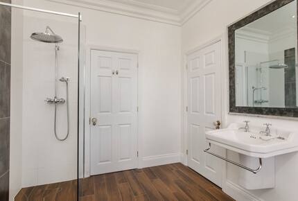 Graceful Georgian Farmhouse Overlooking the Village Green - Askham Richard, York, United Kingdom