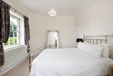 Graceful Georgian Farmhouse Overlooking the Village Green - Askham Richard, York, United Kingdom