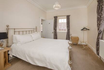 Graceful Georgian Farmhouse Overlooking the Village Green - Askham Richard, York, United Kingdom