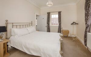 Graceful Georgian Farmhouse Overlooking the Village Green - Askham Richard, York, United Kingdom