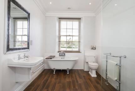 Graceful Georgian Farmhouse Overlooking the Village Green - Askham Richard, York, United Kingdom