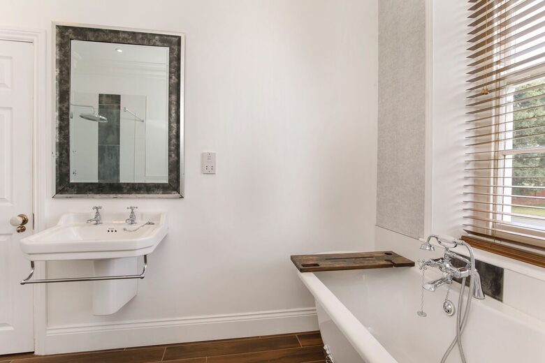 Graceful Georgian Farmhouse Overlooking the Village Green - Askham Richard, York, United Kingdom