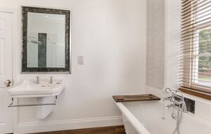 Graceful Georgian Farmhouse Overlooking the Village Green - Askham Richard, York, United Kingdom