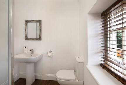 Graceful Georgian Farmhouse Overlooking the Village Green - Askham Richard, York, United Kingdom