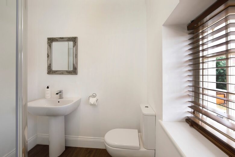 Graceful Georgian Farmhouse Overlooking the Village Green - Askham Richard, York, United Kingdom