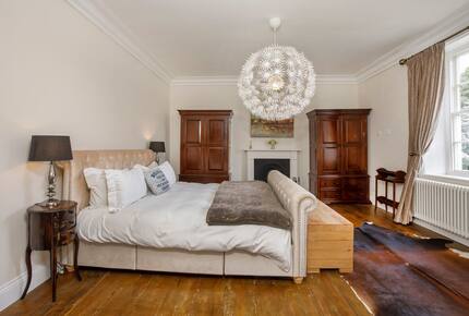 Graceful Georgian Farmhouse Overlooking the Village Green - Askham Richard, York, United Kingdom