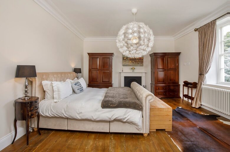 Graceful Georgian Farmhouse Overlooking the Village Green - Askham Richard, York, United Kingdom