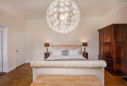 Graceful Georgian Farmhouse Overlooking the Village Green - Askham Richard, York, United Kingdom