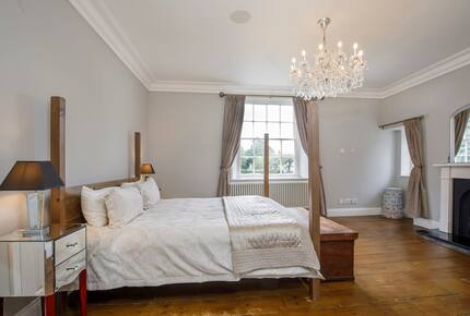 Graceful Georgian Farmhouse Overlooking the Village Green - Askham Richard, York, United Kingdom