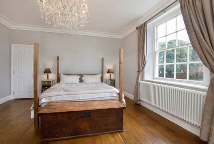 Graceful Georgian Farmhouse Overlooking the Village Green - Askham Richard, York, United Kingdom