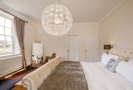 Graceful Georgian Farmhouse Overlooking the Village Green - Askham Richard, York, United Kingdom