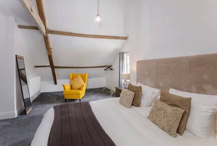 Graceful Georgian Farmhouse Overlooking the Village Green - Askham Richard, York, United Kingdom