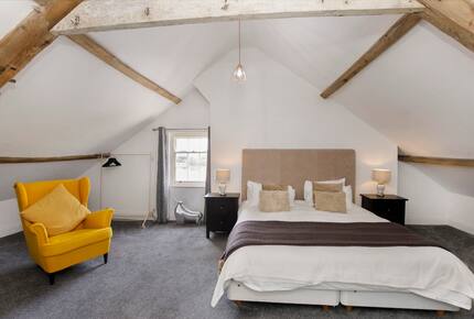 Graceful Georgian Farmhouse Overlooking the Village Green - Askham Richard, York, United Kingdom