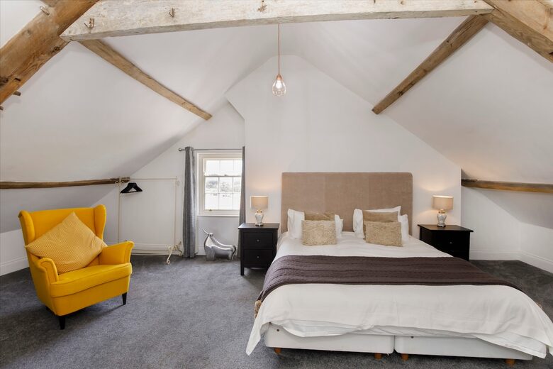 Graceful Georgian Farmhouse Overlooking the Village Green - Askham Richard, York, United Kingdom