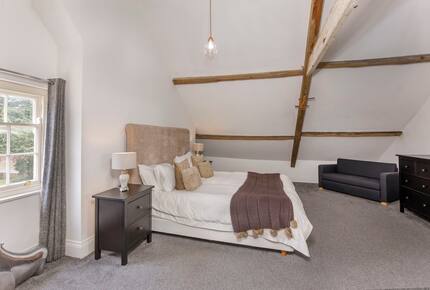 Graceful Georgian Farmhouse Overlooking the Village Green - Askham Richard, York, United Kingdom