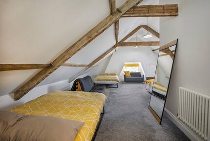 Graceful Georgian Farmhouse Overlooking the Village Green - Askham Richard, York, United Kingdom