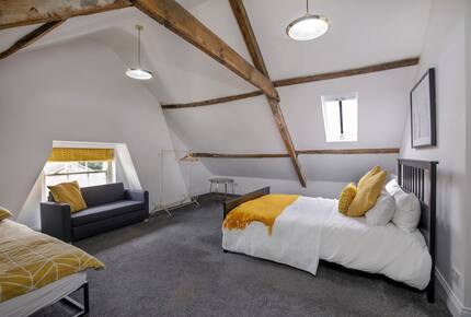 Graceful Georgian Farmhouse Overlooking the Village Green - Askham Richard, York, United Kingdom