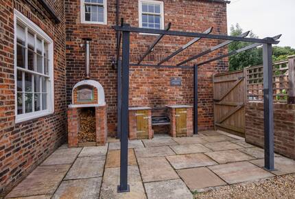 Graceful Georgian Farmhouse Overlooking the Village Green - Askham Richard, York, United Kingdom
