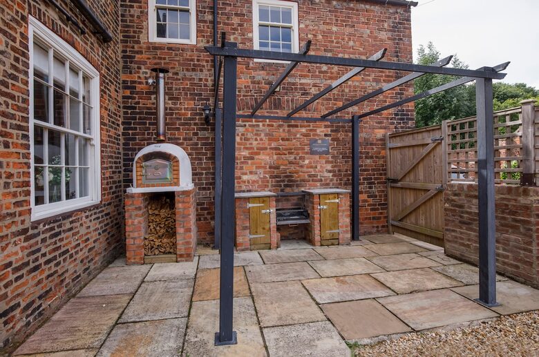Graceful Georgian Farmhouse Overlooking the Village Green - Askham Richard, York, United Kingdom