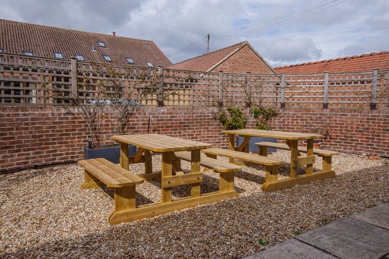 Graceful Georgian Farmhouse Overlooking the Village Green - Askham Richard, York, United Kingdom