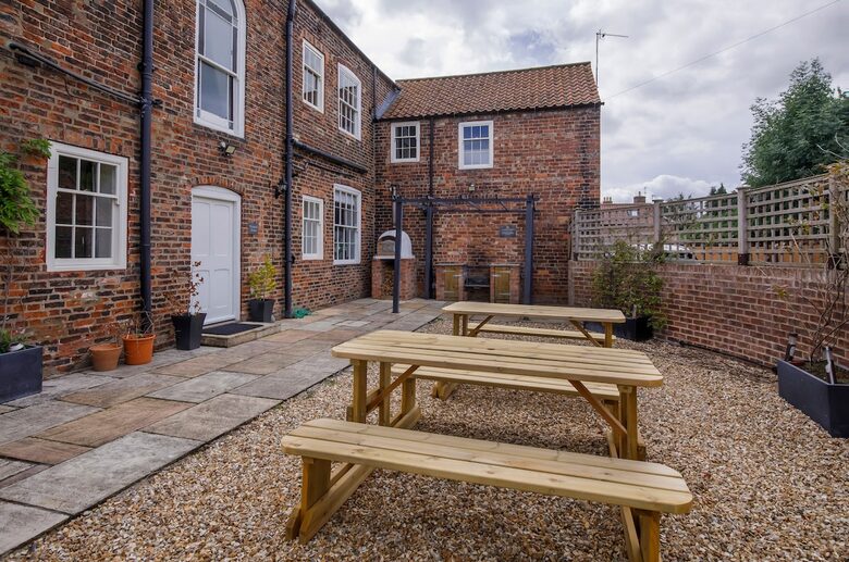 Graceful Georgian Farmhouse Overlooking the Village Green - Askham Richard, York, United Kingdom