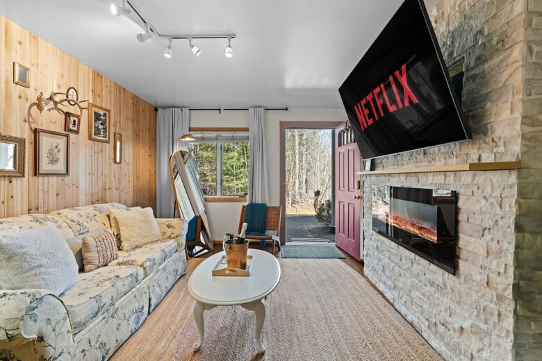 Catskills Ski-In/Ski-Out Retreat - Lanesville, New York