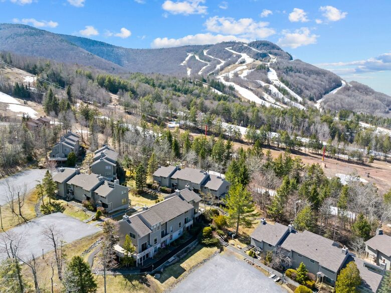 Catskills Ski-In/Ski-Out Retreat - Lanesville, New York