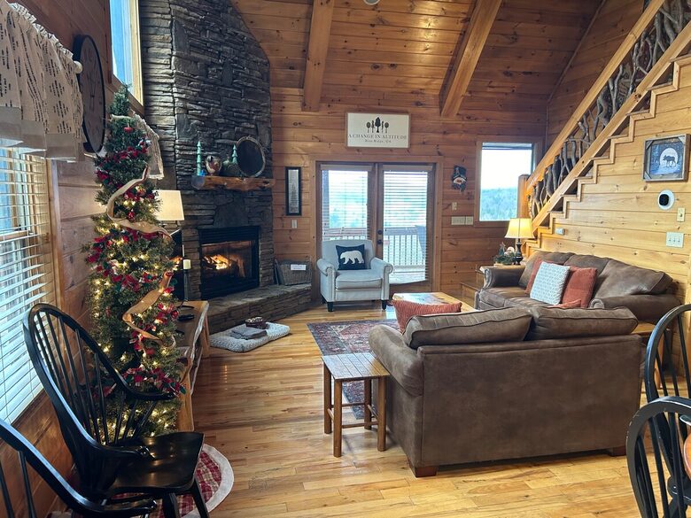 Scenic Georgia Cabin Minutes From Downtown Blue Ridge - Blue Ridge, Georgia