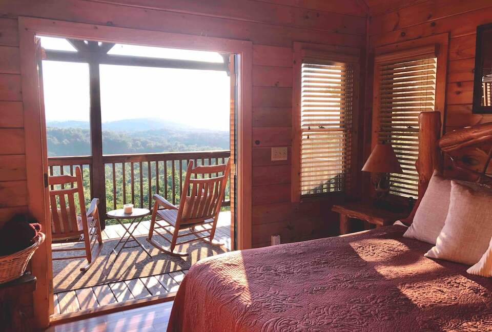 Scenic Georgia Cabin Minutes From Downtown Blue Ridge - Blue Ridge, Georgia
