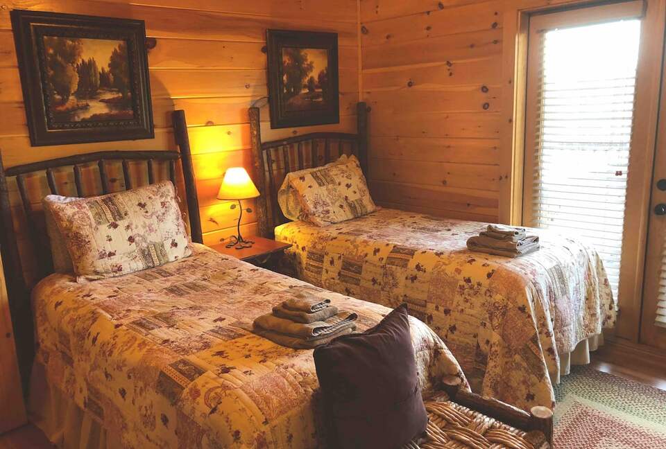 Scenic Georgia Cabin Minutes From Downtown Blue Ridge - Blue Ridge, Georgia