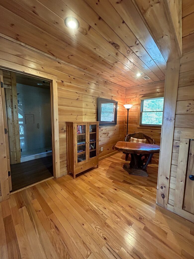 Scenic Georgia Cabin Minutes From Downtown Blue Ridge - Blue Ridge, Georgia