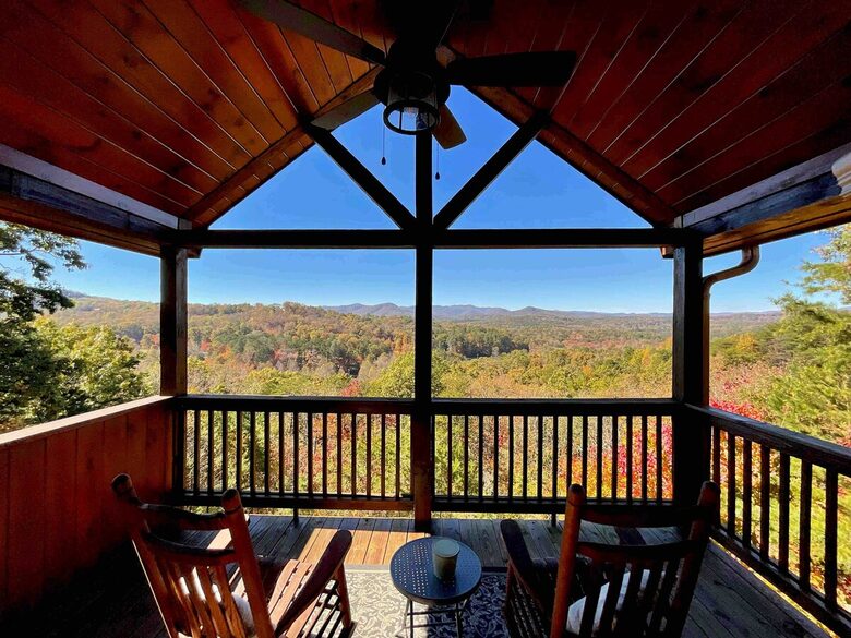 Scenic Georgia Cabin Minutes From Downtown Blue Ridge - Blue Ridge, Georgia