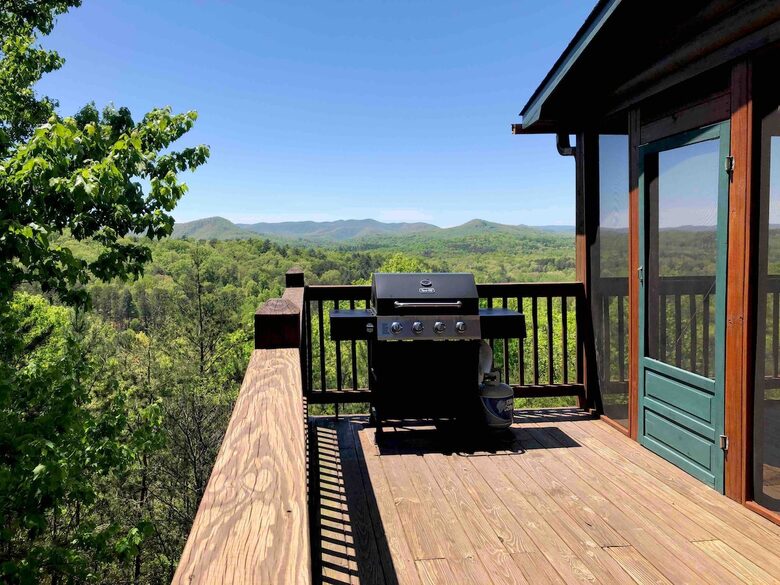 Scenic Georgia Cabin Minutes From Downtown Blue Ridge - Blue Ridge, Georgia