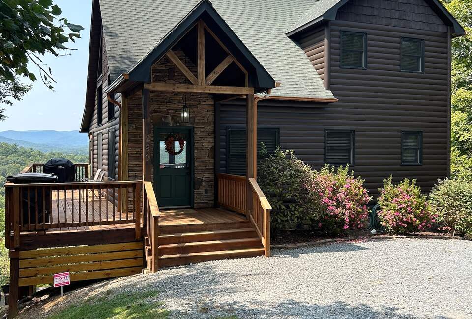 Scenic Georgia Cabin Minutes From Downtown Blue Ridge - Blue Ridge, Georgia