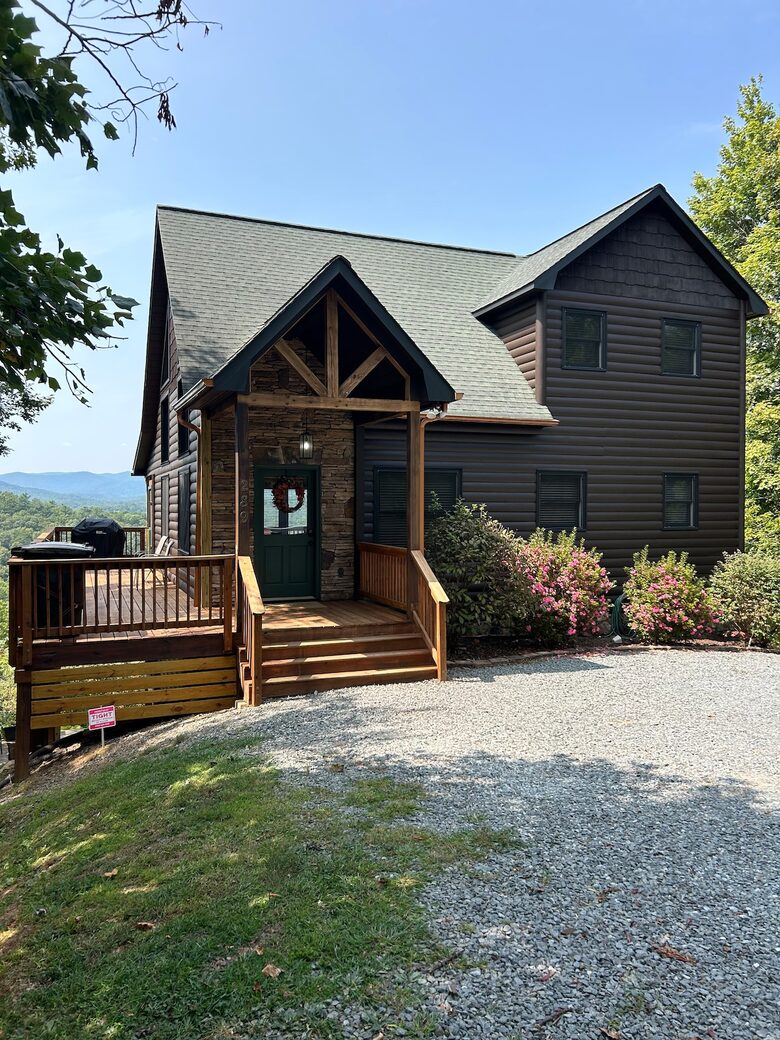 Scenic Georgia Cabin Minutes From Downtown Blue Ridge - Blue Ridge, Georgia