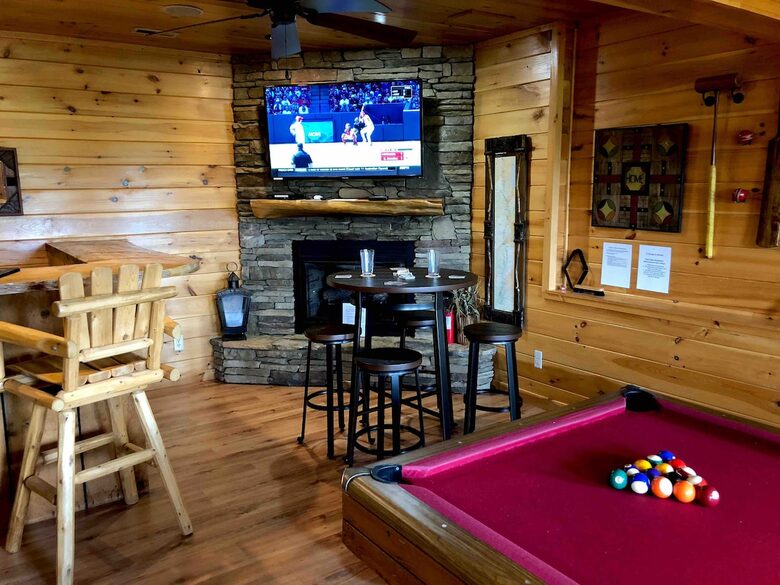 Scenic Georgia Cabin Minutes From Downtown Blue Ridge - Blue Ridge, Georgia