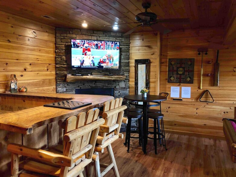 Scenic Georgia Cabin Minutes From Downtown Blue Ridge - Blue Ridge, Georgia