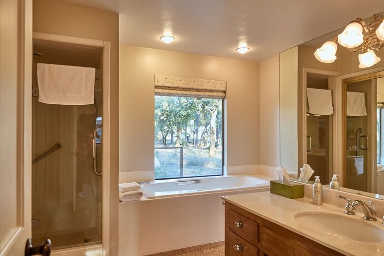 Howell Mountain Vineyard Retreat - Angwin, California