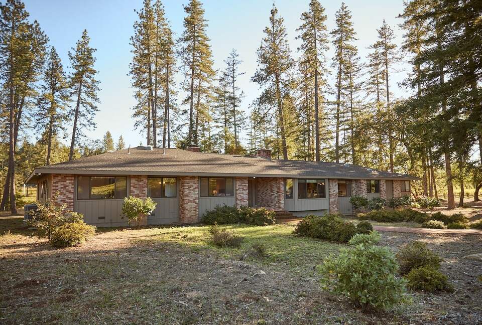 Howell Mountain Vineyard Retreat - Angwin, California