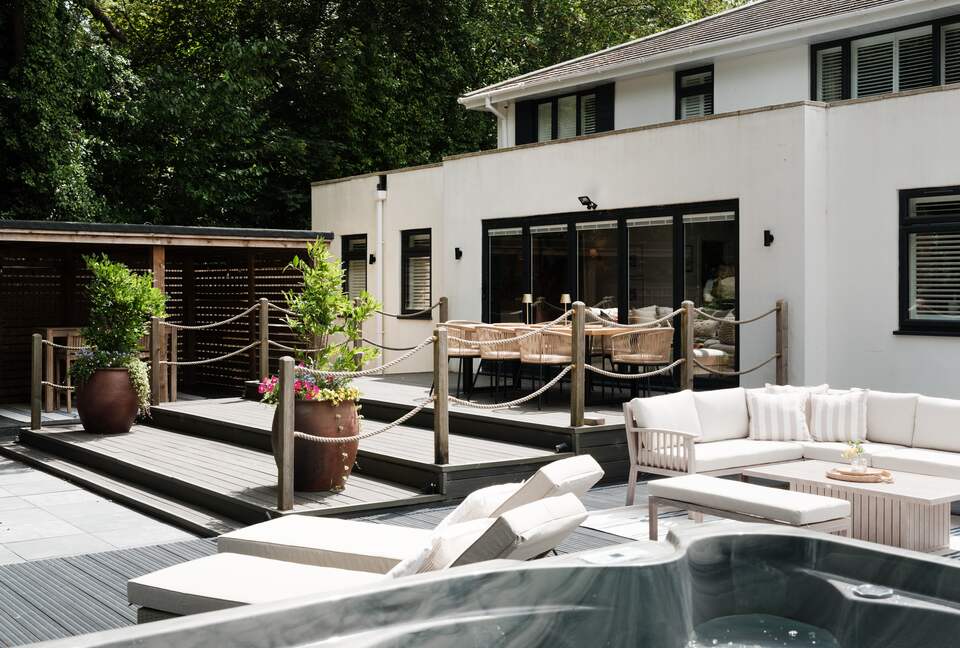 Refined Seaside Escape with Elegant Design - Christchurch, United Kingdom