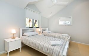 Free-Standing Coastal Retreat Steps from Blueys Beach - Blueys Beach, Australia